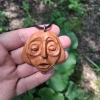 Zadziwienie - Ręcznie rzeźbiona drewniana zawieszka / Wonder - Hand-carved wooden pendant